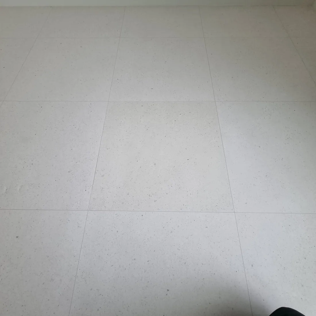 시공 후 — 타일 무늬 장판 찍힘 보수