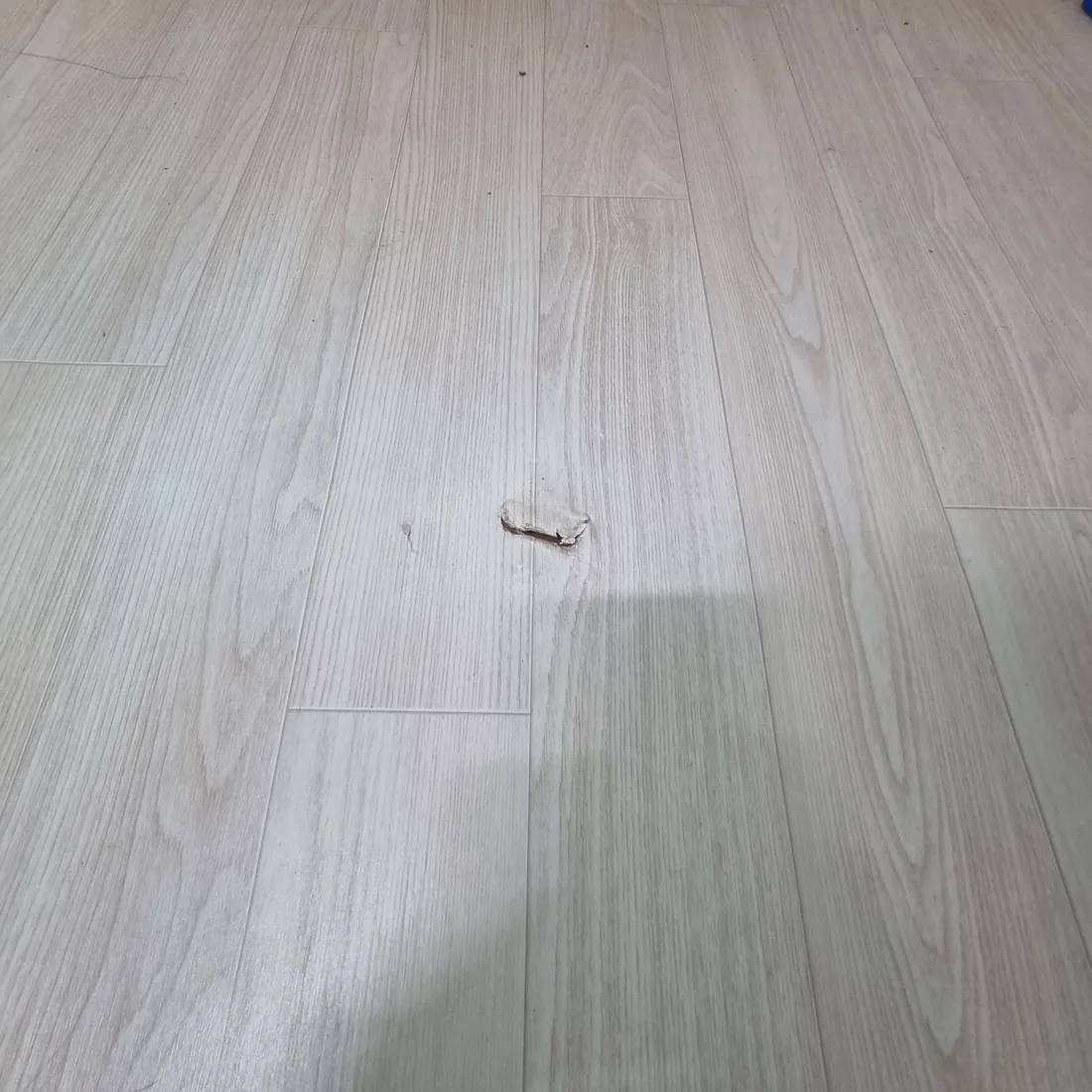 시공 전 — 거실 찍힘 자국 보수