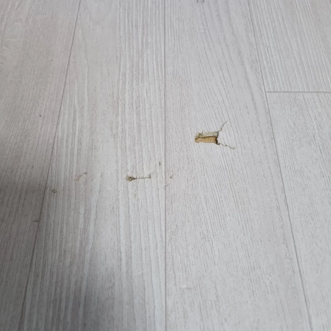 시공 전 — 두 군데 벗겨짐 보수