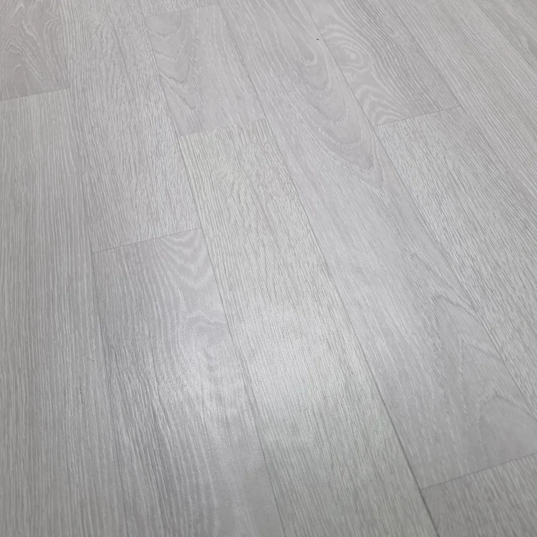 시공 후 — 넓게 뜯긴 조각 보수