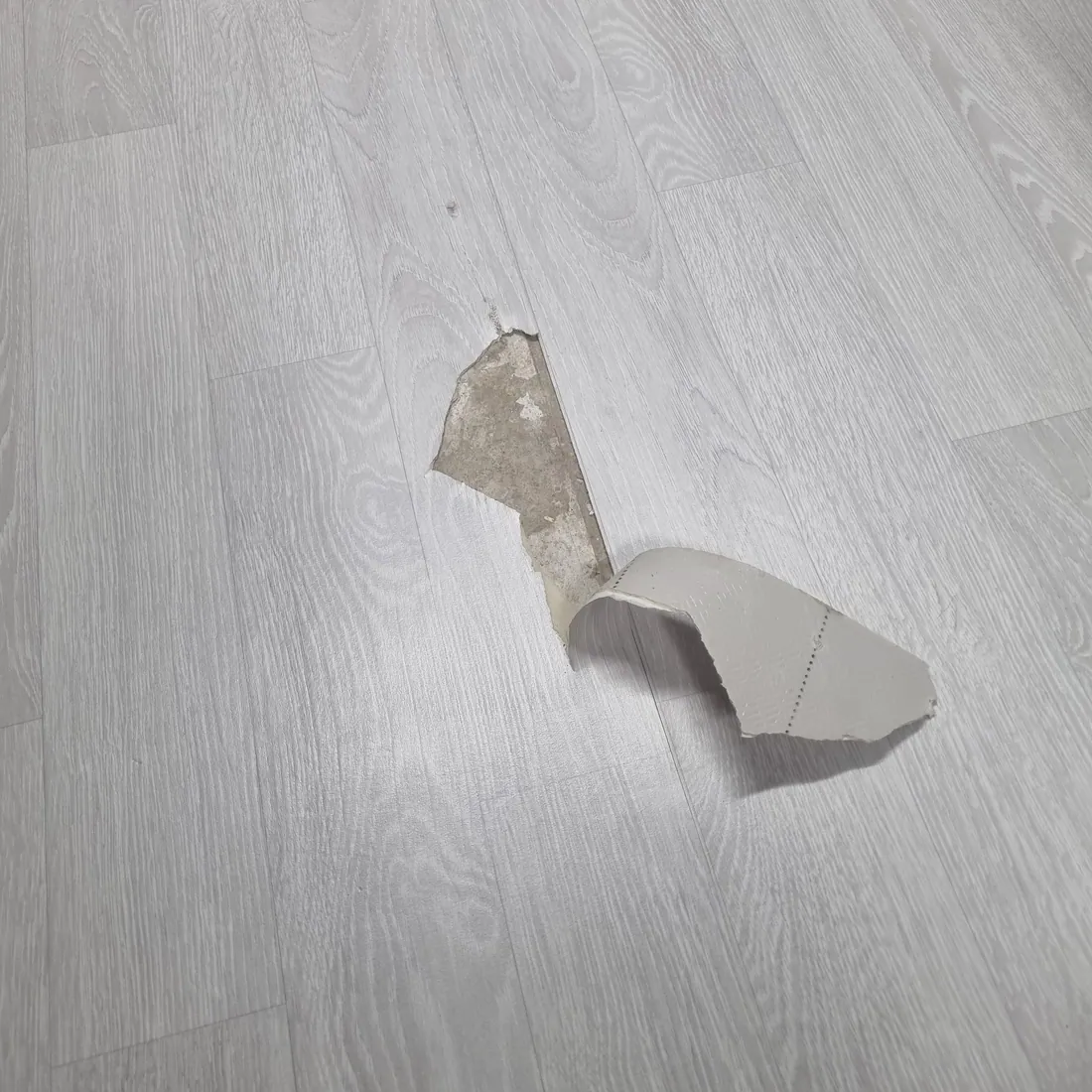 시공 전 — 넓게 뜯긴 조각 보수