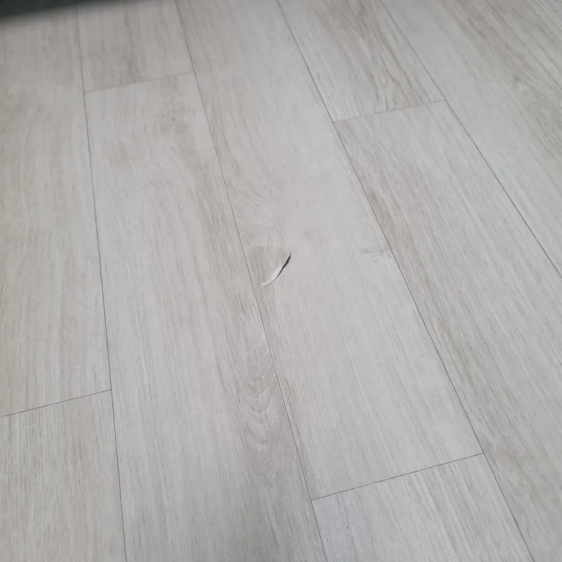 시공 전 — 가는 찢김 보수
