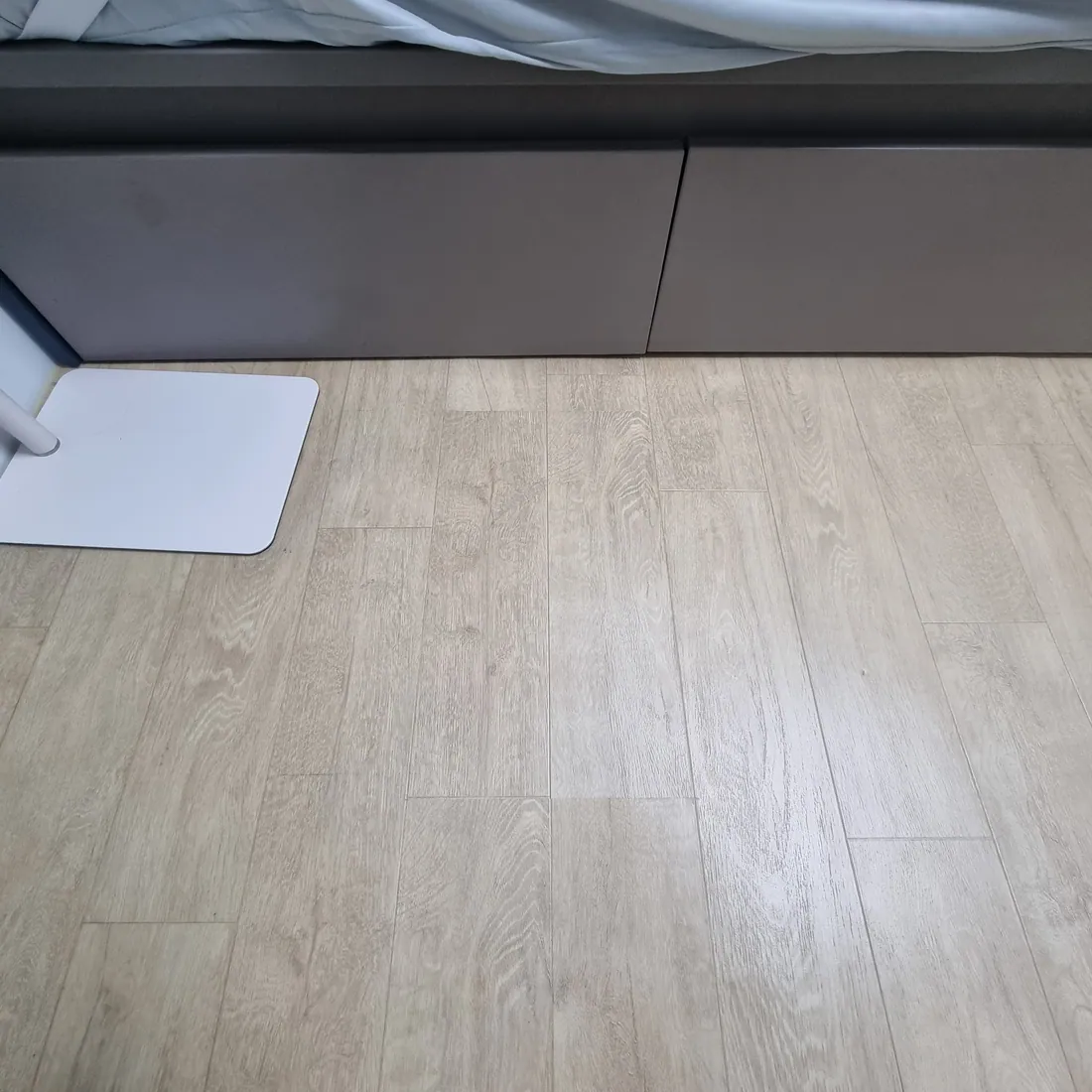시공 후 — 화장실 문 앞 찍힘 보수