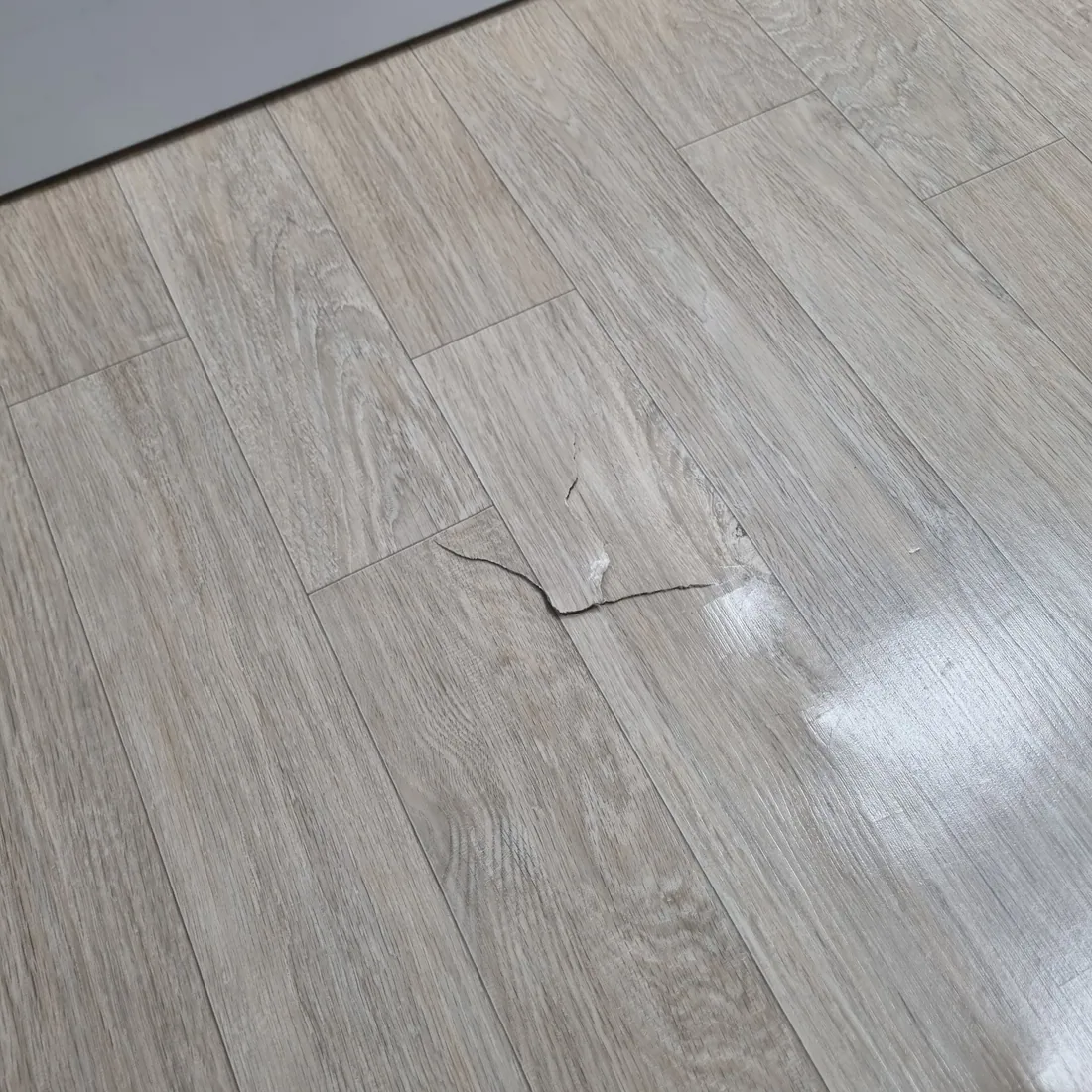 시공 전 — 갈라져 벌어진 자국 보수