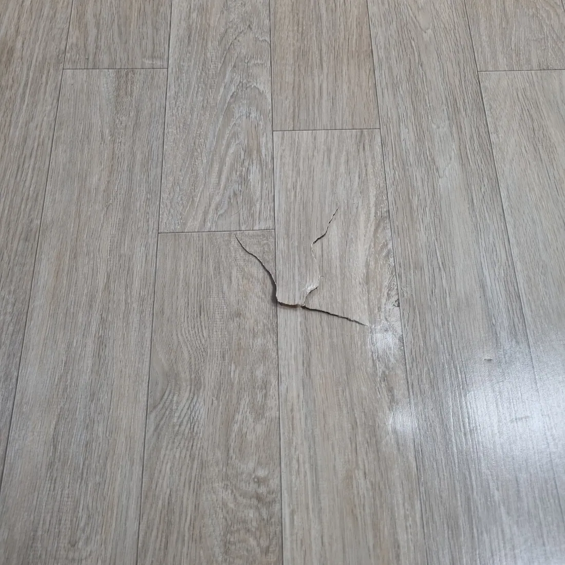시공 전 — 십자로 벌어진 찢김 보수